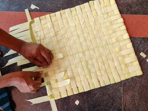 Weaving with Palms - Crafting Panai Olai Pai